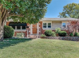 9552 Port Dr, Saint Louis, MO 63123