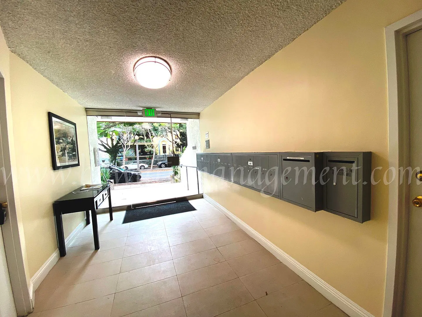 Elegant upper condo with balcony and fireplace walking distance to the beach. — Photo 3