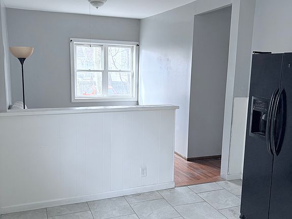 3rd image of 117 Bloomfield Ave APT 2