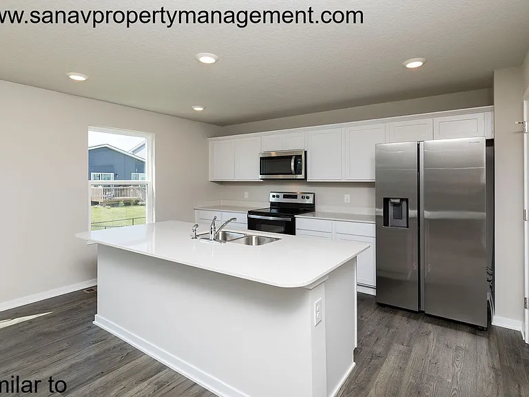 515 Elizabeth Ln NW — Photo 2