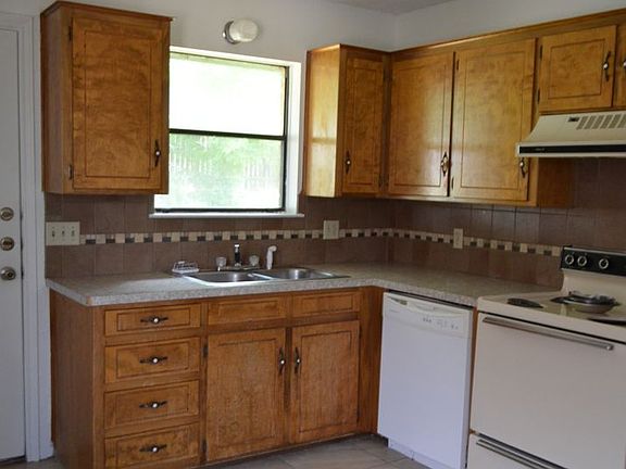 5th image of 205 Horseshoe Dr