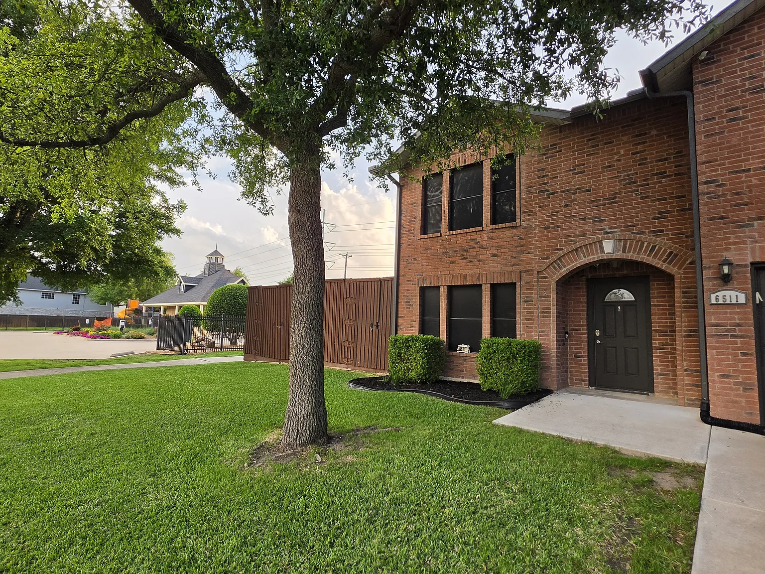 4 bed, 2.5 bath, 2806 sqft, $3,200 — Photo 2