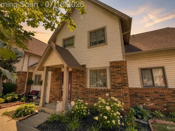 7300 Bluewater Dr, Clarkston, MI 48348