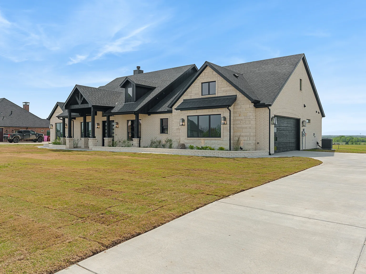 4 bed, 2828 sqft, $4,300 — Photo 3