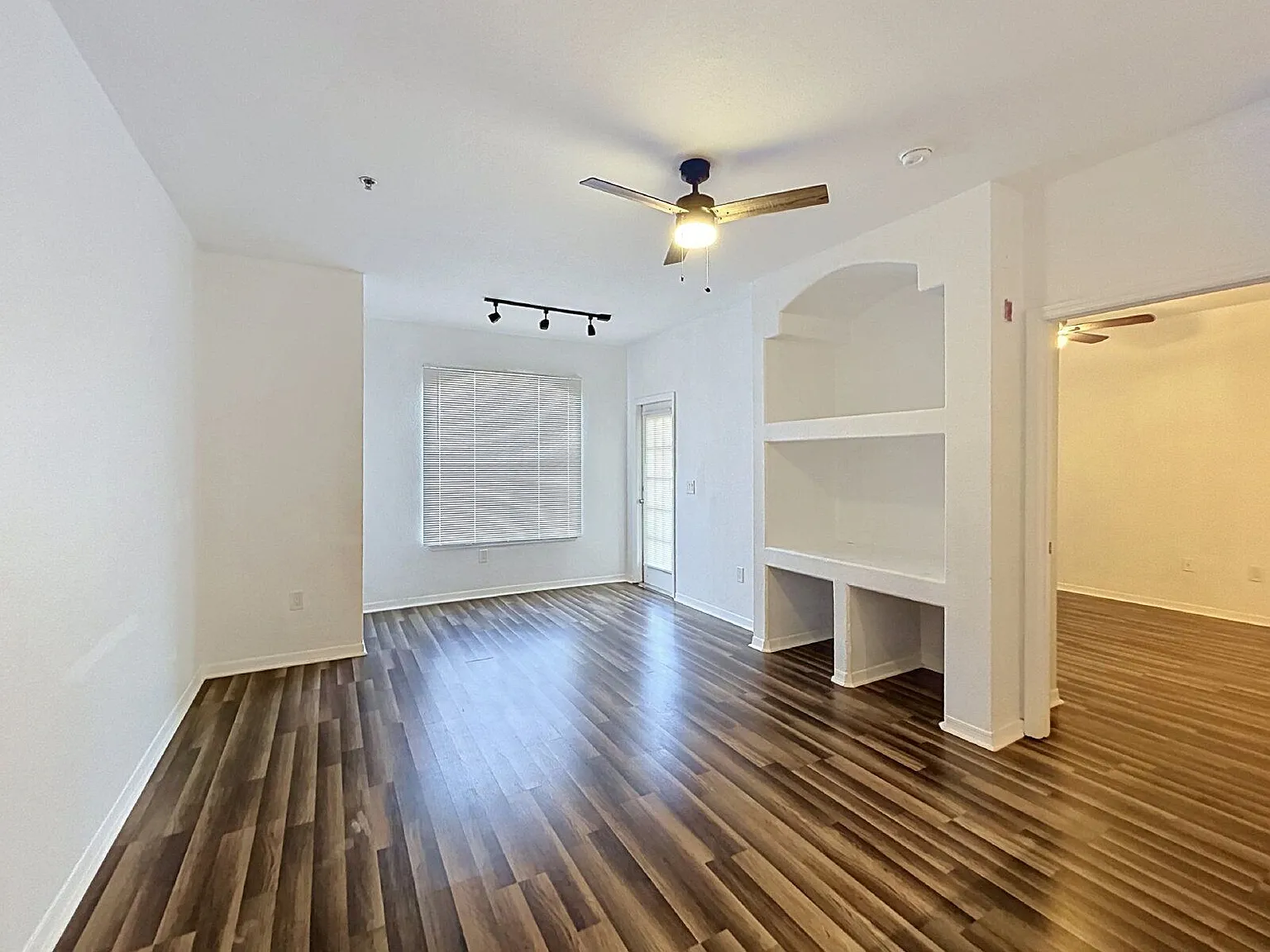 1 bed, 1.0 bath, 702 sqft, $1,145 — Photo 2