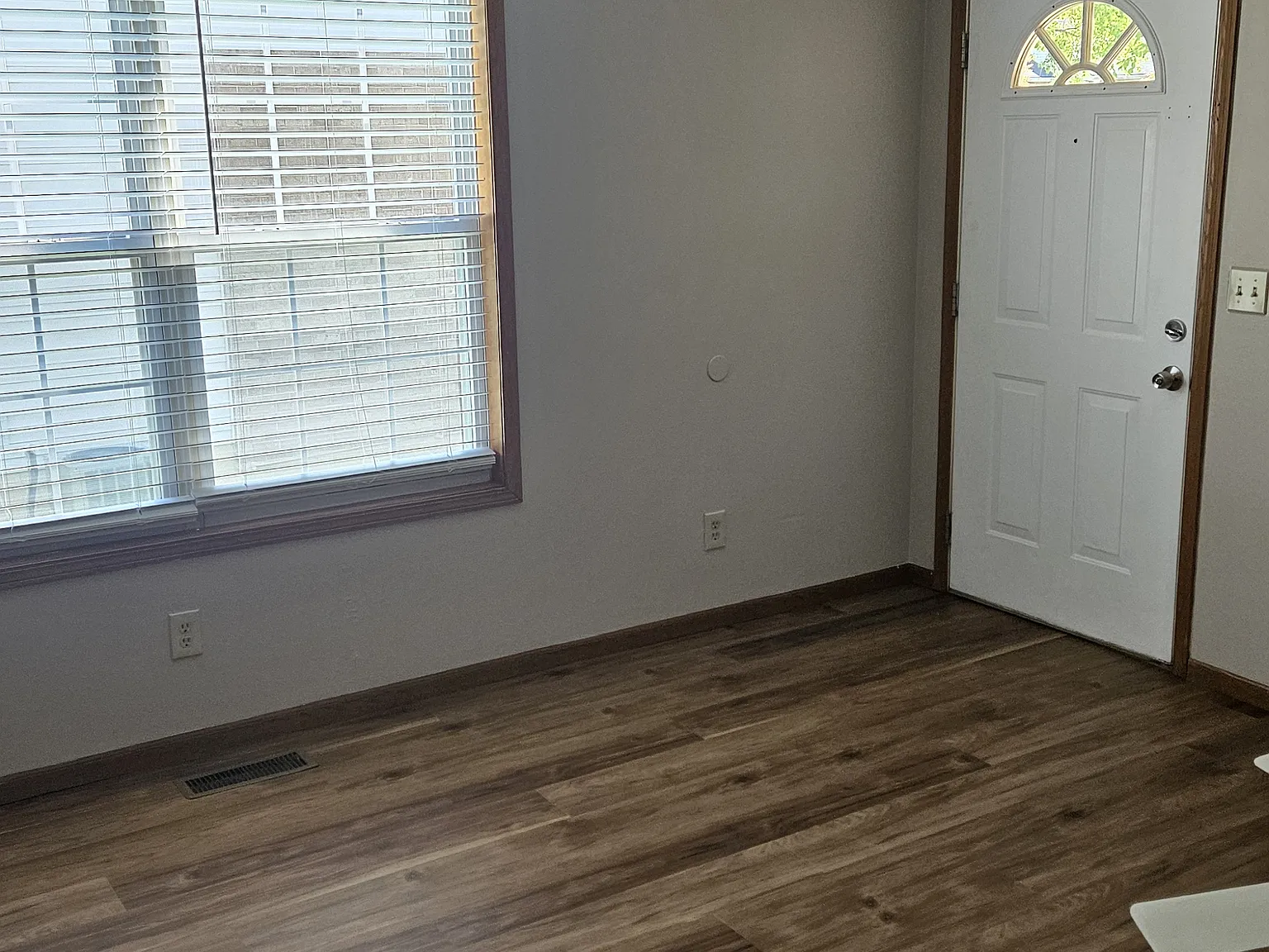3 bed, 3.5 bath, 1600 sqft, $2,300 — Photo 2