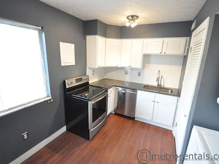 188-190 E Kinnear Aly #192 — Photo 5