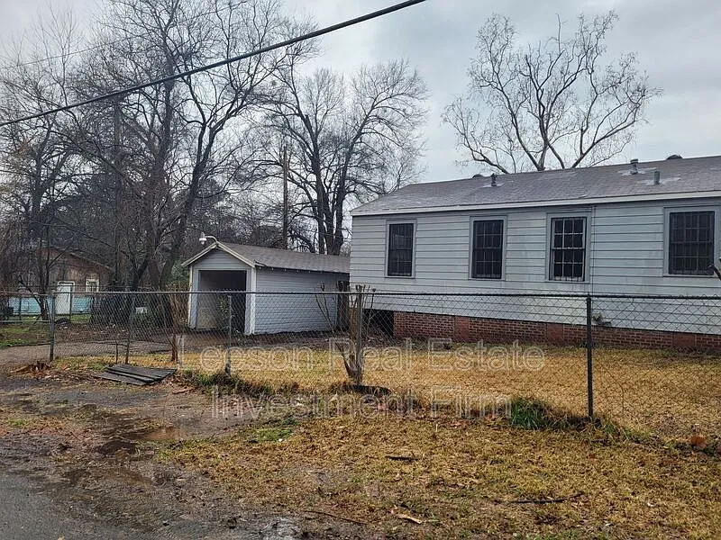 3 bed, 1.0 bath, 1238 sqft, $850 — Photo 2