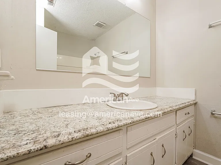 10124_014_bathroom_14.jpg