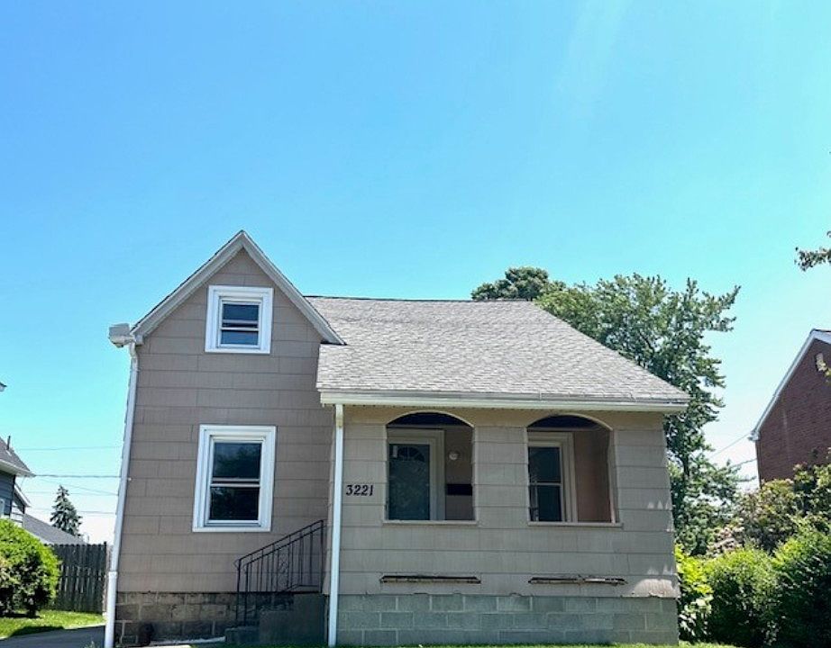 1st image of 3221 Oakwood St