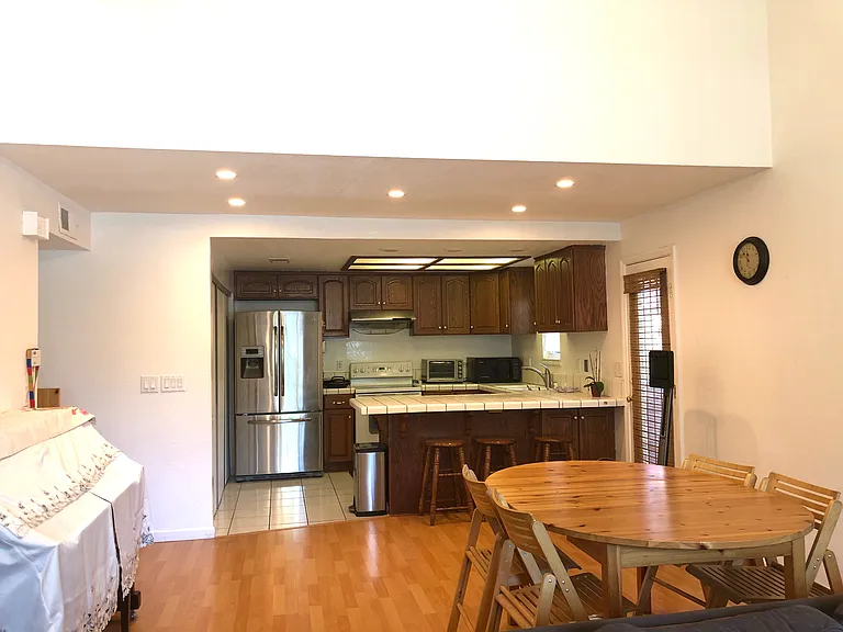 1211 Crescent Ter — Photo 4
