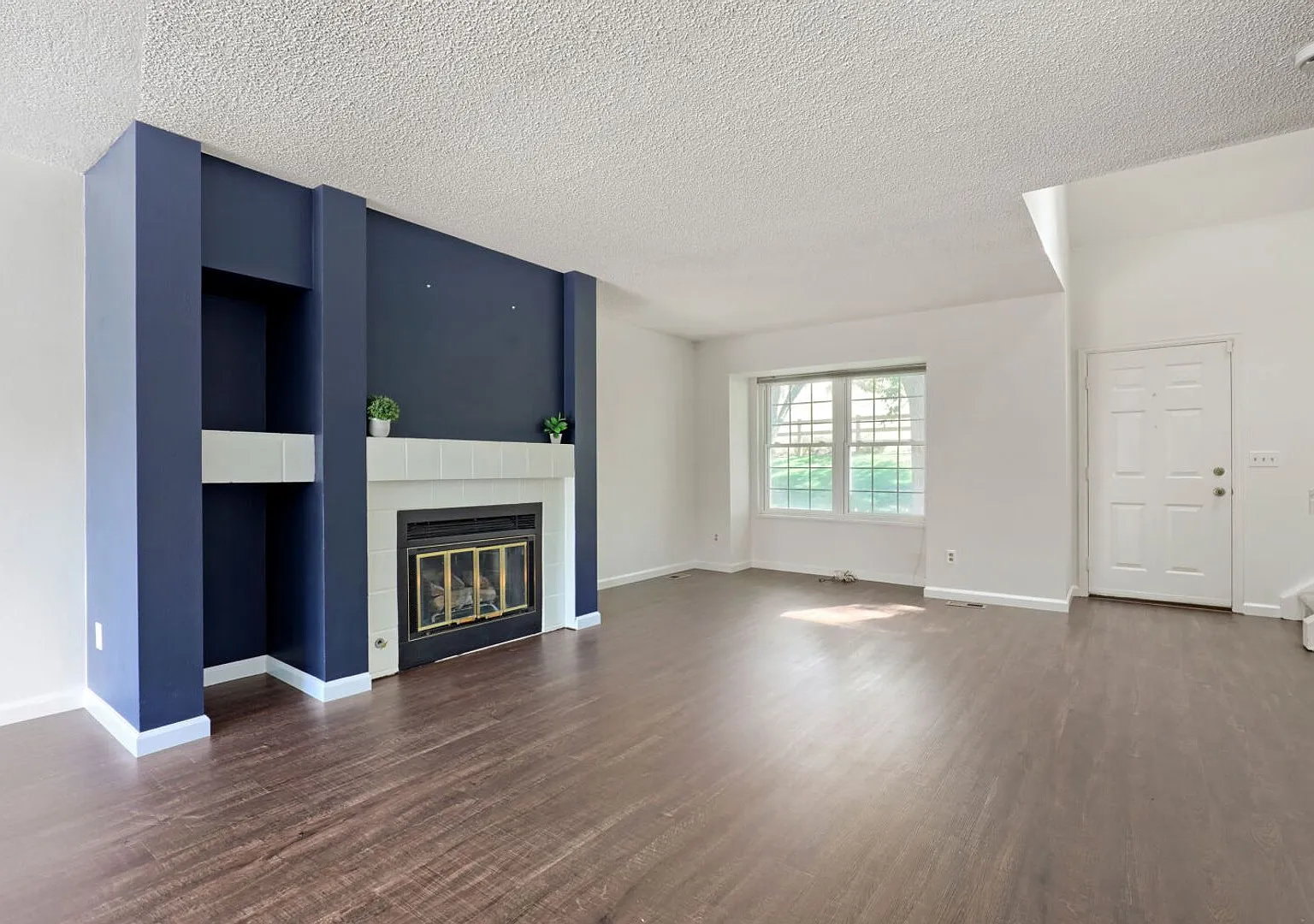 Bright and Spacious Townhome Near High Line Canal with 2 Primary Suites and an Oversized 2-Car Ga... — Photo 2