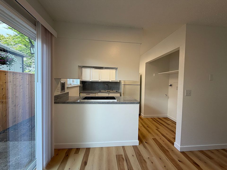 1st image of 8902-8916 SE Woodstock Blvd #8904