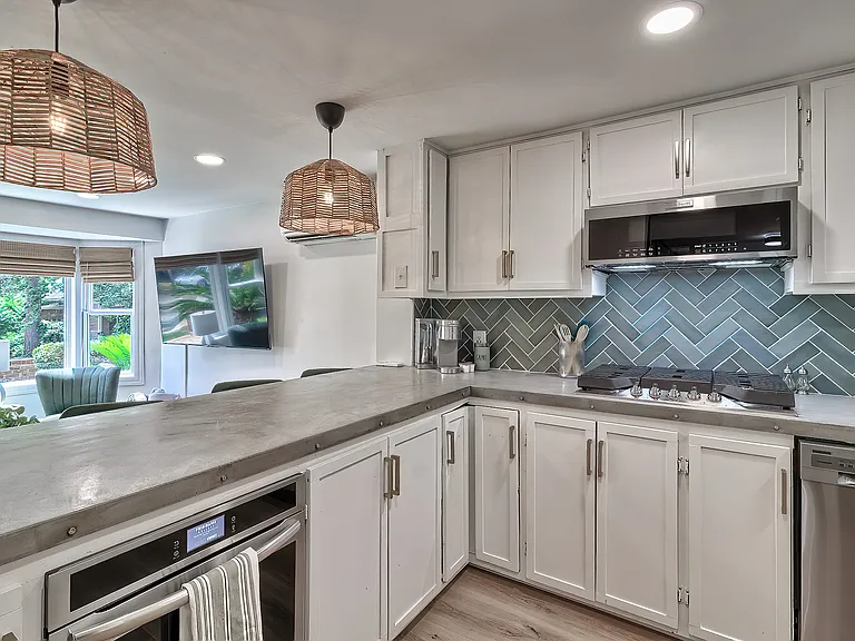 2408 Lincoln St — Photo 13
