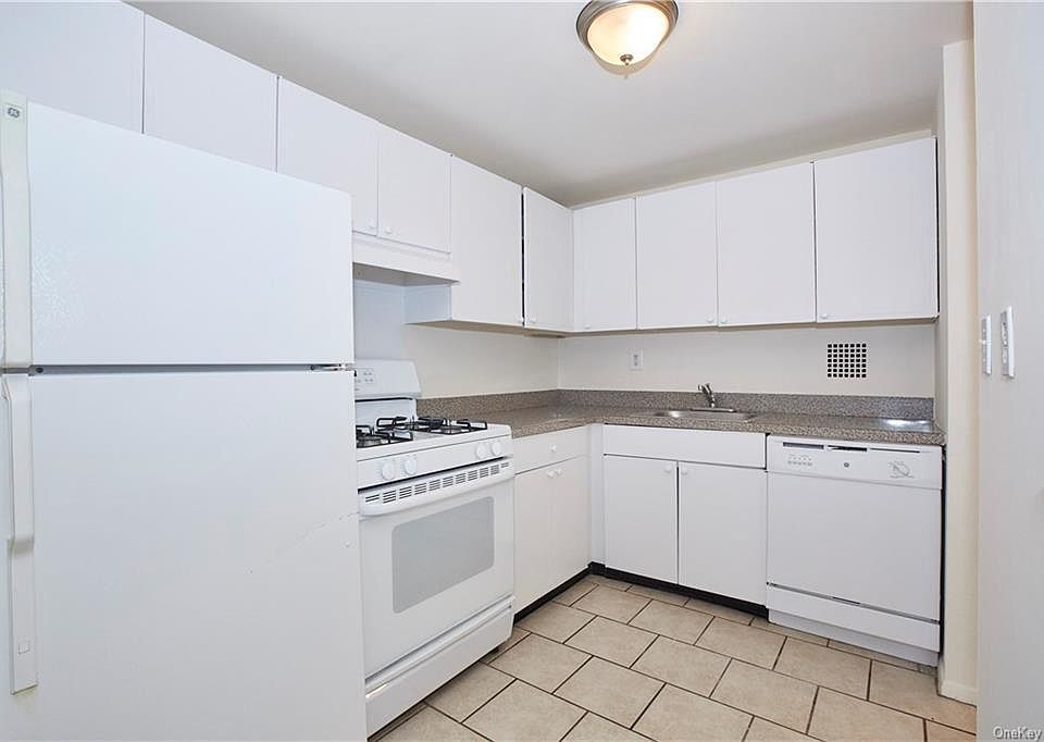 1st image of 21 Lake St #39