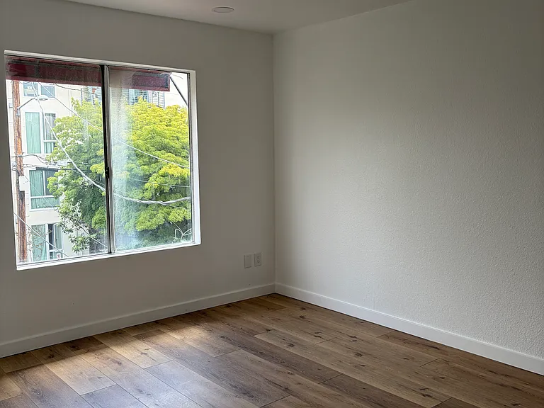 5257 Willowcrest Ave — Photo 11