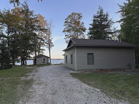 Drive up to the front door to unload your belongings! (She shed not included in rental.)
