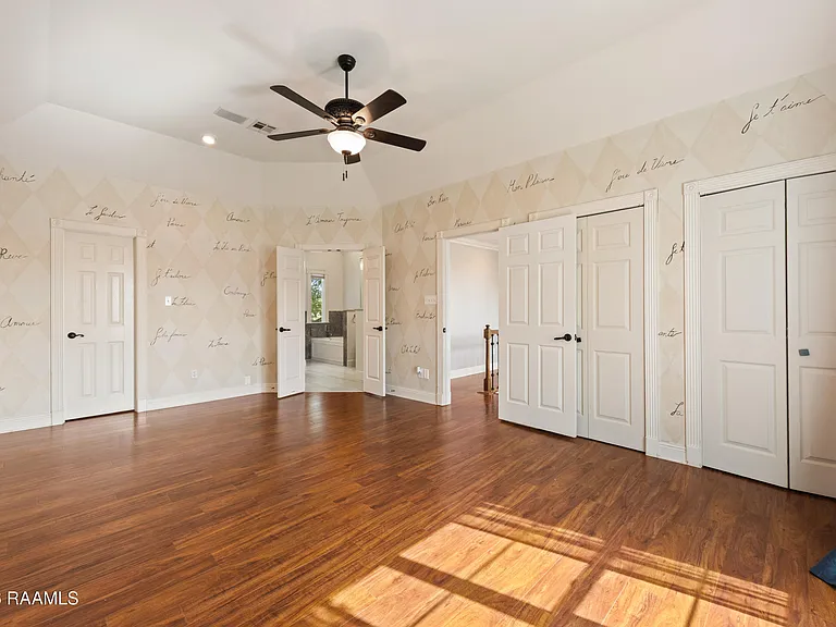 300 Oak Hollow Dr — Photo 29