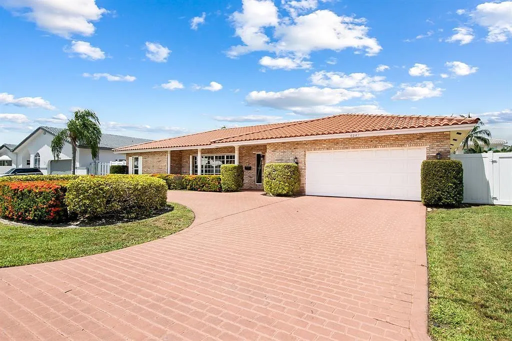 3 bed, 2.0 bath, 1972 sqft, $7,995 — Photo 2