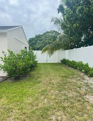 3 bed, 2.0 bath, 1268 sqft, $4,300 — Photo 2
