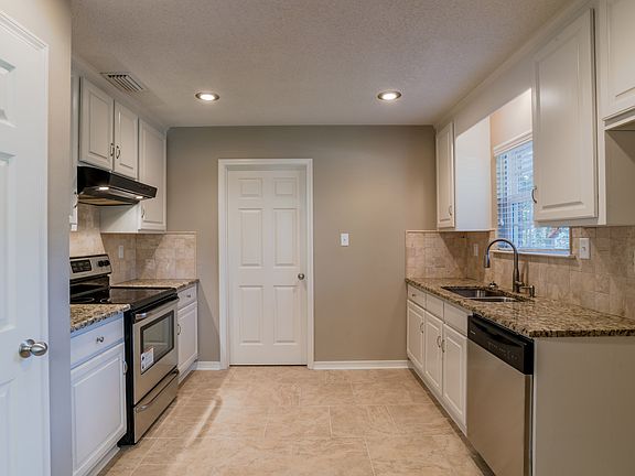 5th image of 1022 Oakland Dr