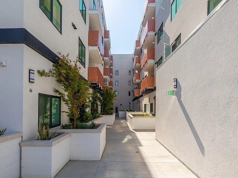 5300 Crenshaw Blvd — Photo 17