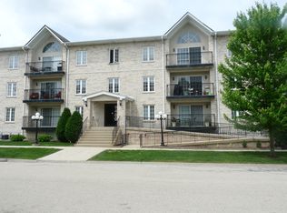 9400 S 79th Ave APT 2B, Hickory Hills, IL 60457