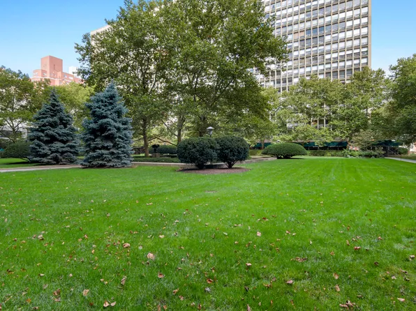 300 East 33rd Street 2K image 3 of 6
