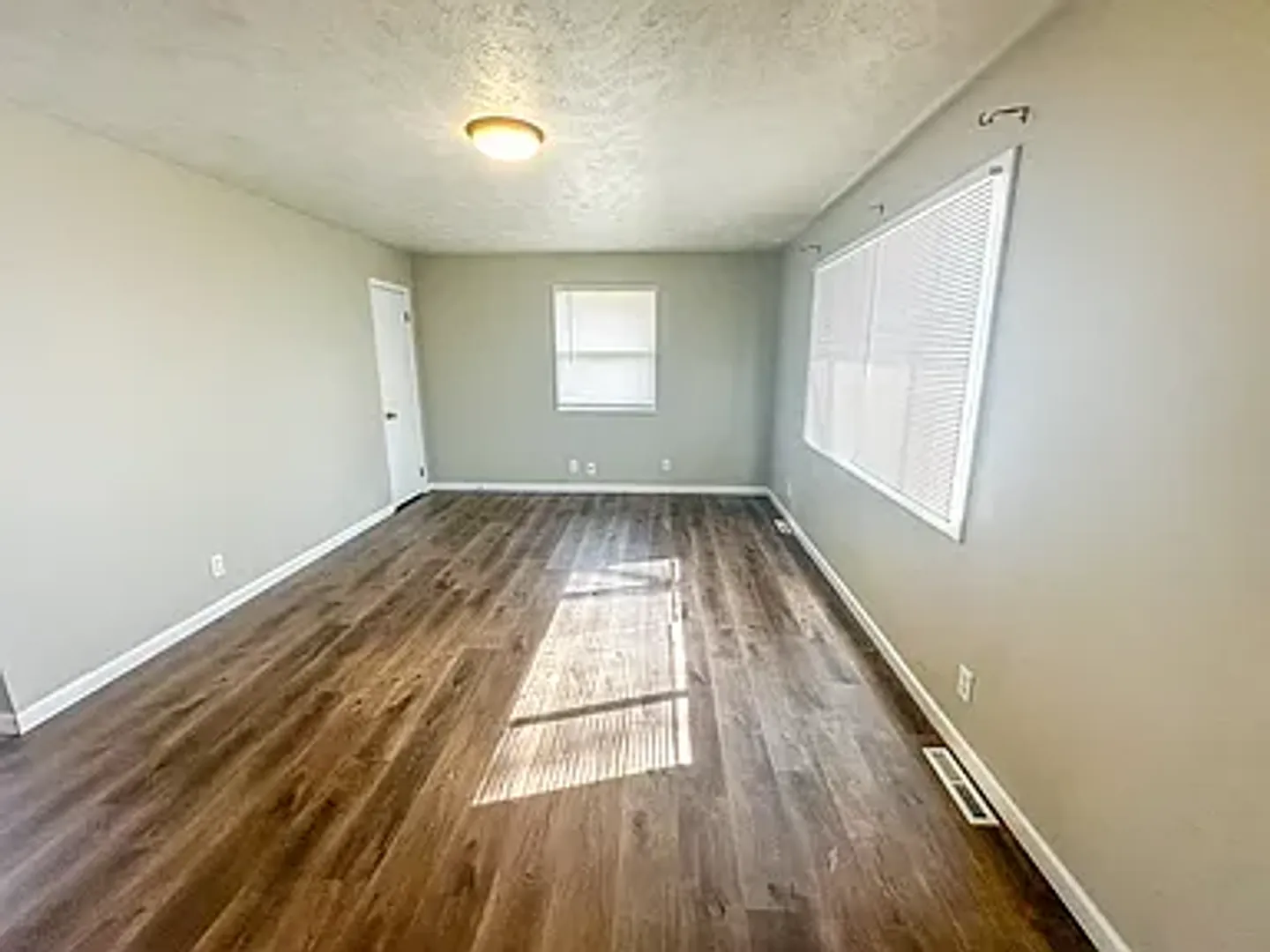 5611 S 113th St - 4 Bed/2 Bath in Millard School District | Updated Kitchen, Drive-Under 2-Car Ga... — Photo 3