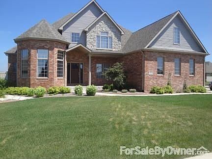 9112 W. 96th Place, St. John
						:
						Landscaped and well manicured yard on corner lot. Large backyard, fenced.