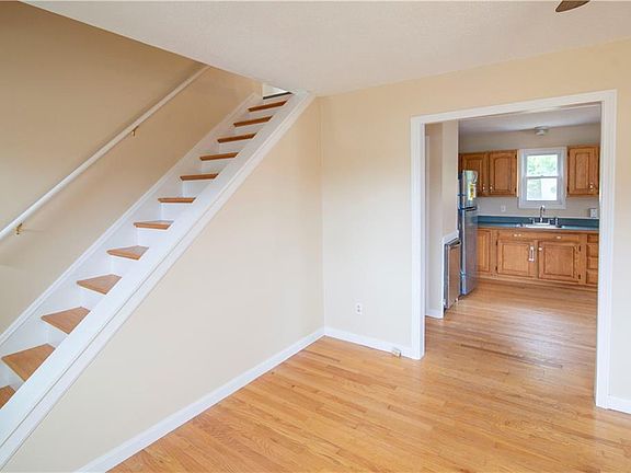 5th image of 23 Saundra Dr