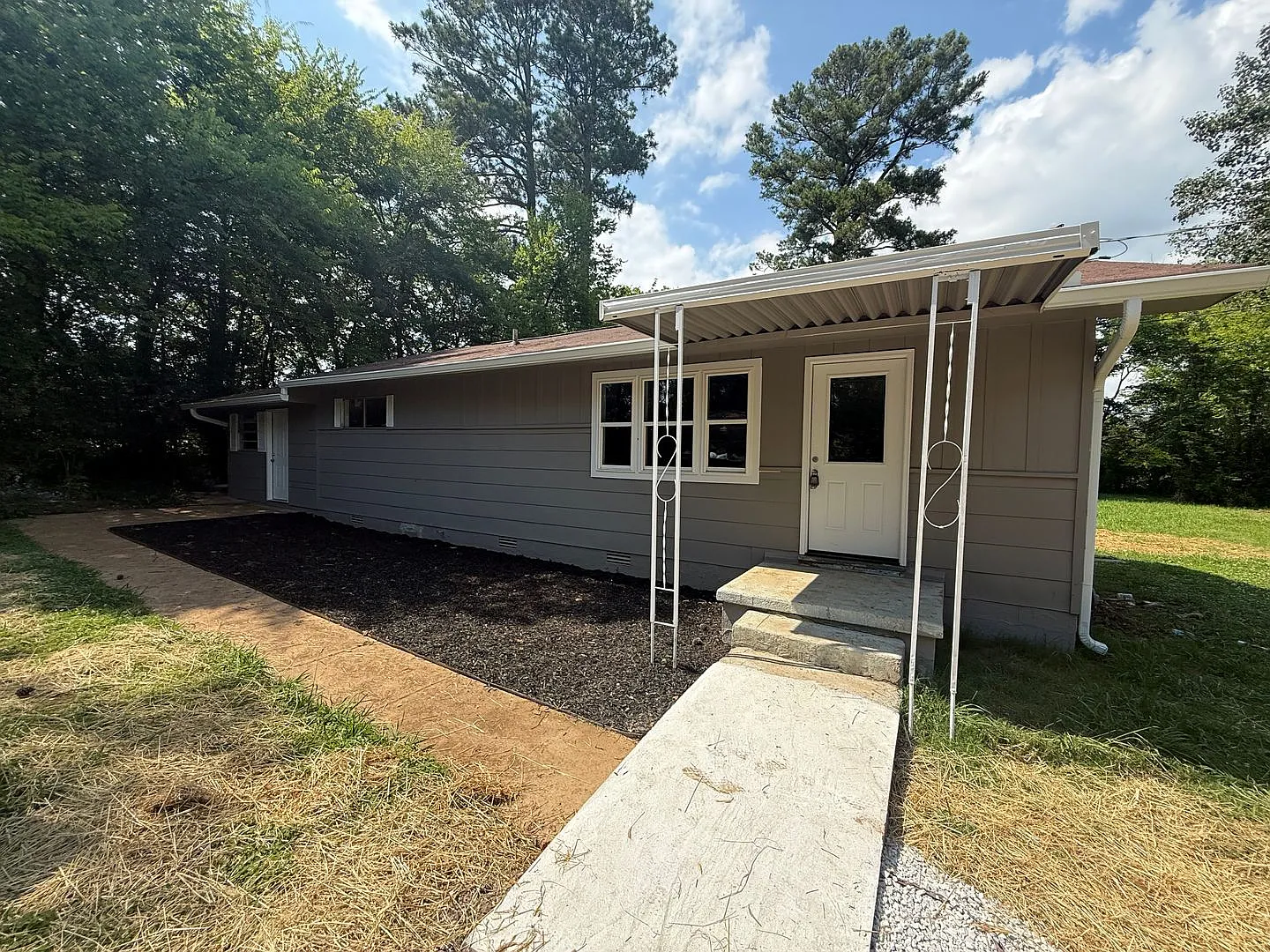 Newly Updated 3 Bedroom Home with Bonus Room in Rossville! — Photo 2