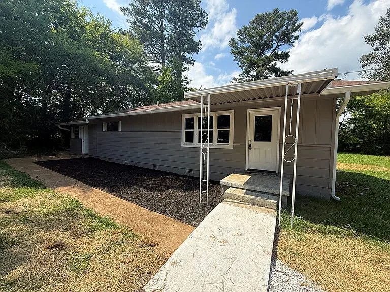 89 Susan Ln — Photo 2