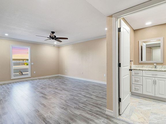 4th image of 10829 W Willowbrook Dr