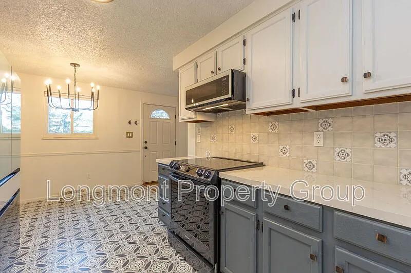 3 bed, 1.0 bath, 984 sqft, $2,440 — Photo 3