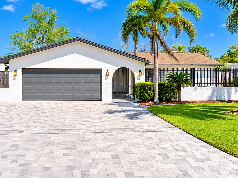 2197 Sunset Cir — Photo 1