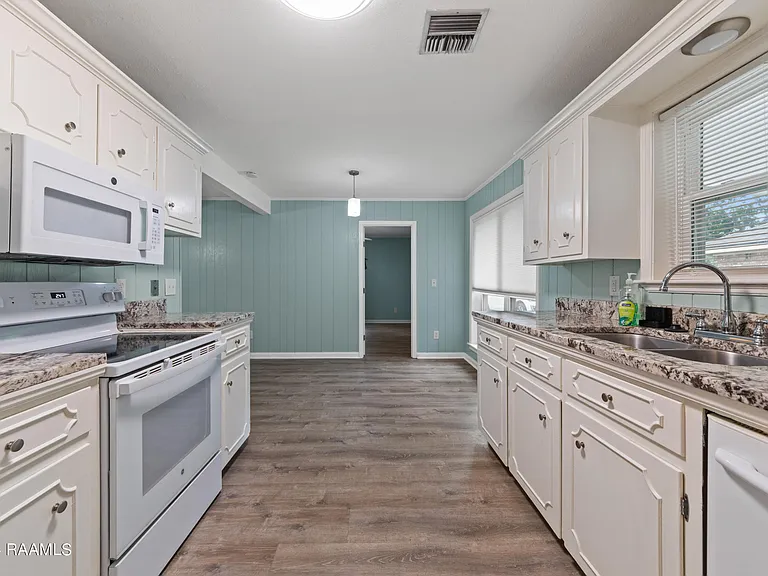 218 Debby Dr — Photo 11