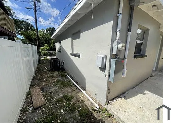 801 1/2 E Saint Clair St — Photo 13