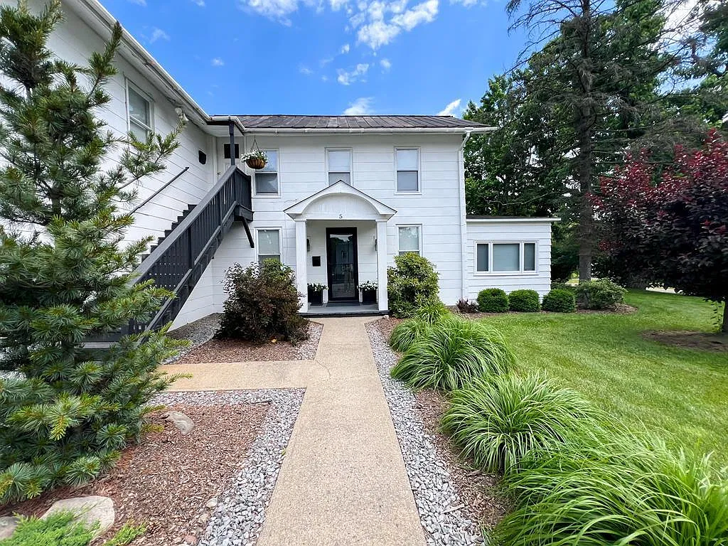2 bed, 1.0 bath, 864 sqft, $1,100 — Photo 1