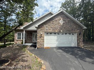 231 Country Club Dr, Hazleton, PA 18202