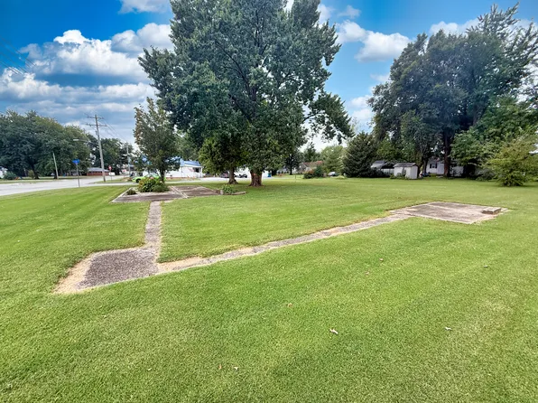 415 N Worthey St, Flora, IL 62839