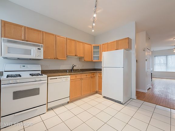 5th image of 3110 W Belle Plaine Ave APT 3