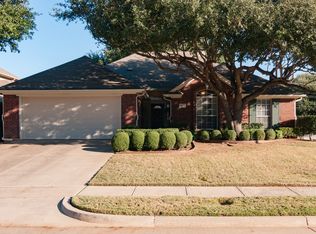 900 Devon Dr, Euless, TX 76039