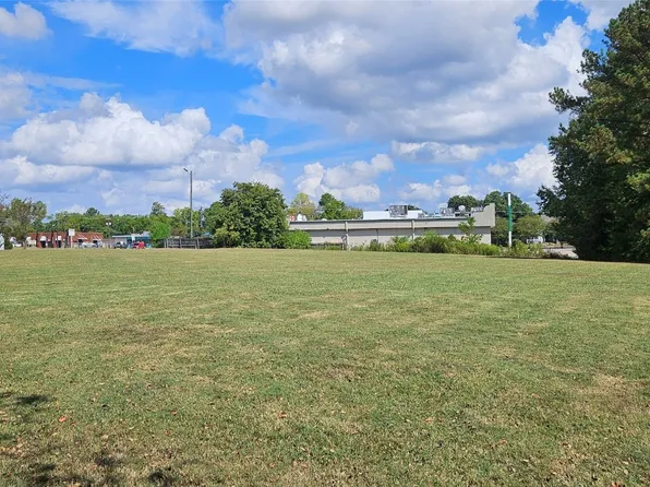 5700 Woodmere Blvd, Montgomery, AL 36117