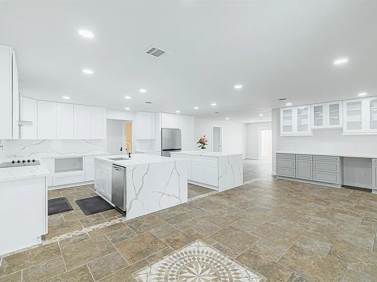 10055 Larston St — Photo 3