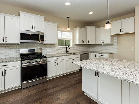 2nd image of 511 S Blue Stone Way