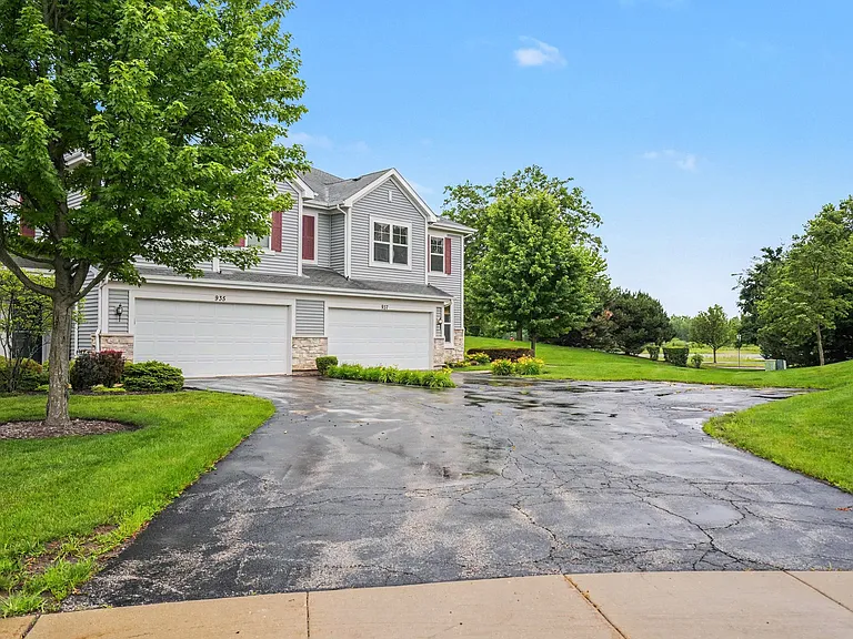 937 Emerald Dr — Photo 2