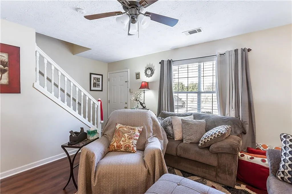 2 bed, 1.5 bath, 1000 sqft, $1,700 — Photo 2
