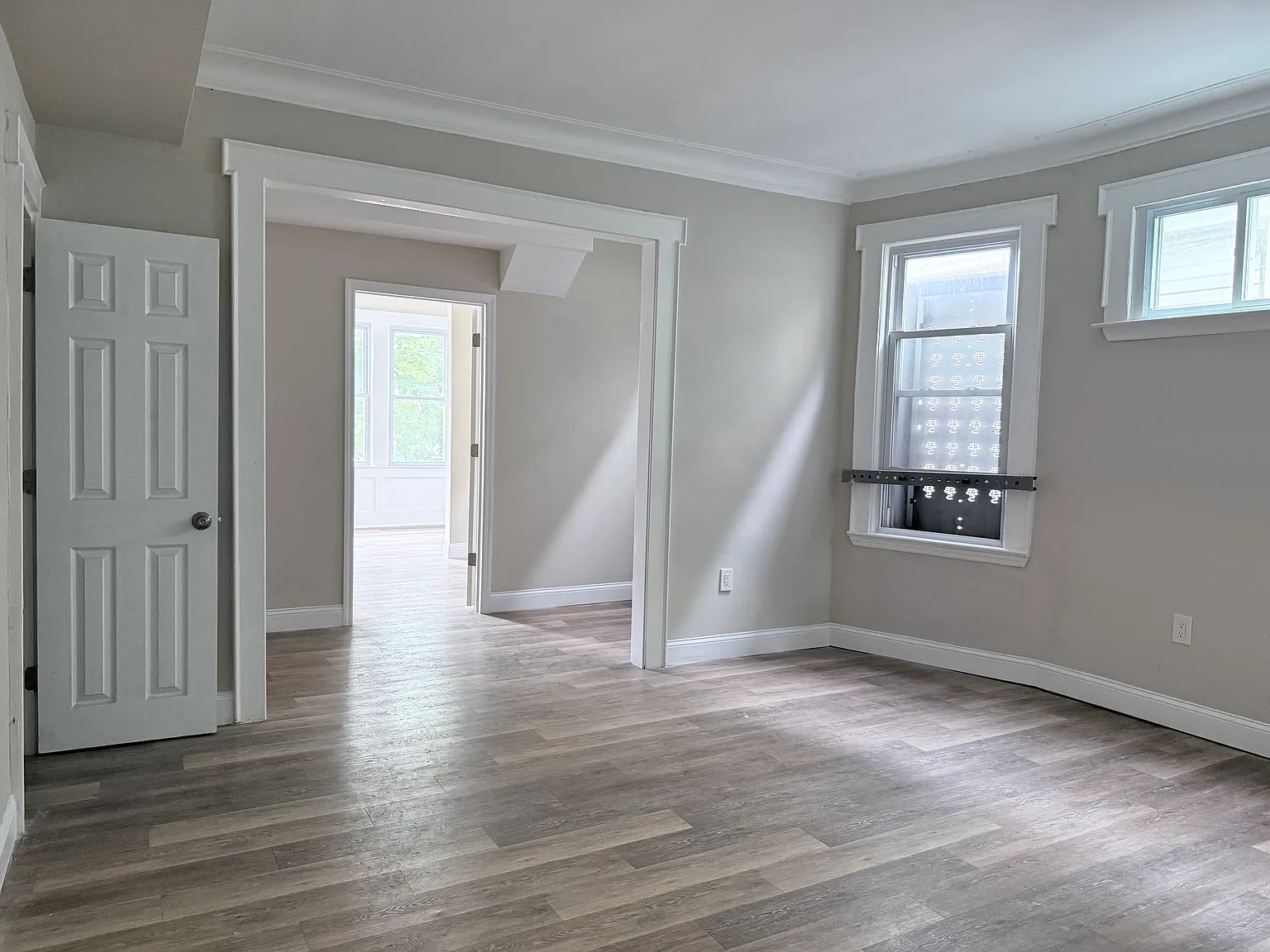 3 bed 1 bath apartment in Newark — Photo 1