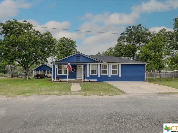 407 W Sarah St, Cuero, TX 77954